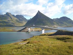 m-Bruecke Sicht von Fredvang nach Skjelfjord